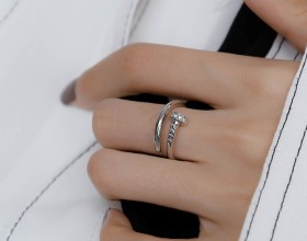 Phá cách với nhẫn đinh Cartier cao cấp