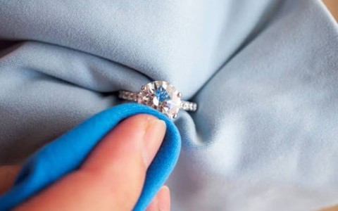 Cách bảo quản và vệ sinh nhẫn Tiffany để luôn mới đẹp