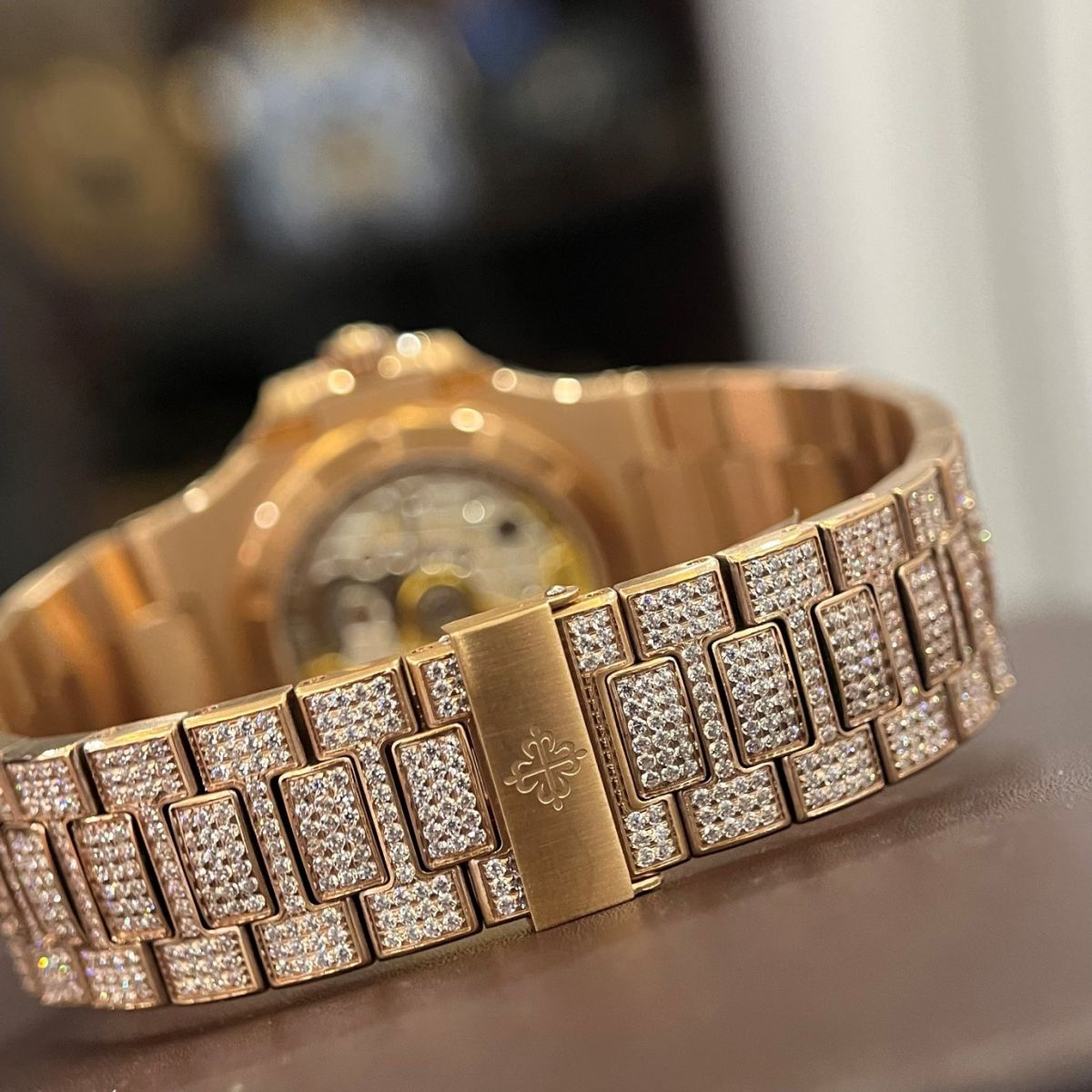 Chất liệu kim loại cho dây đeo Patek Philippe khẳng định sự thời thượng