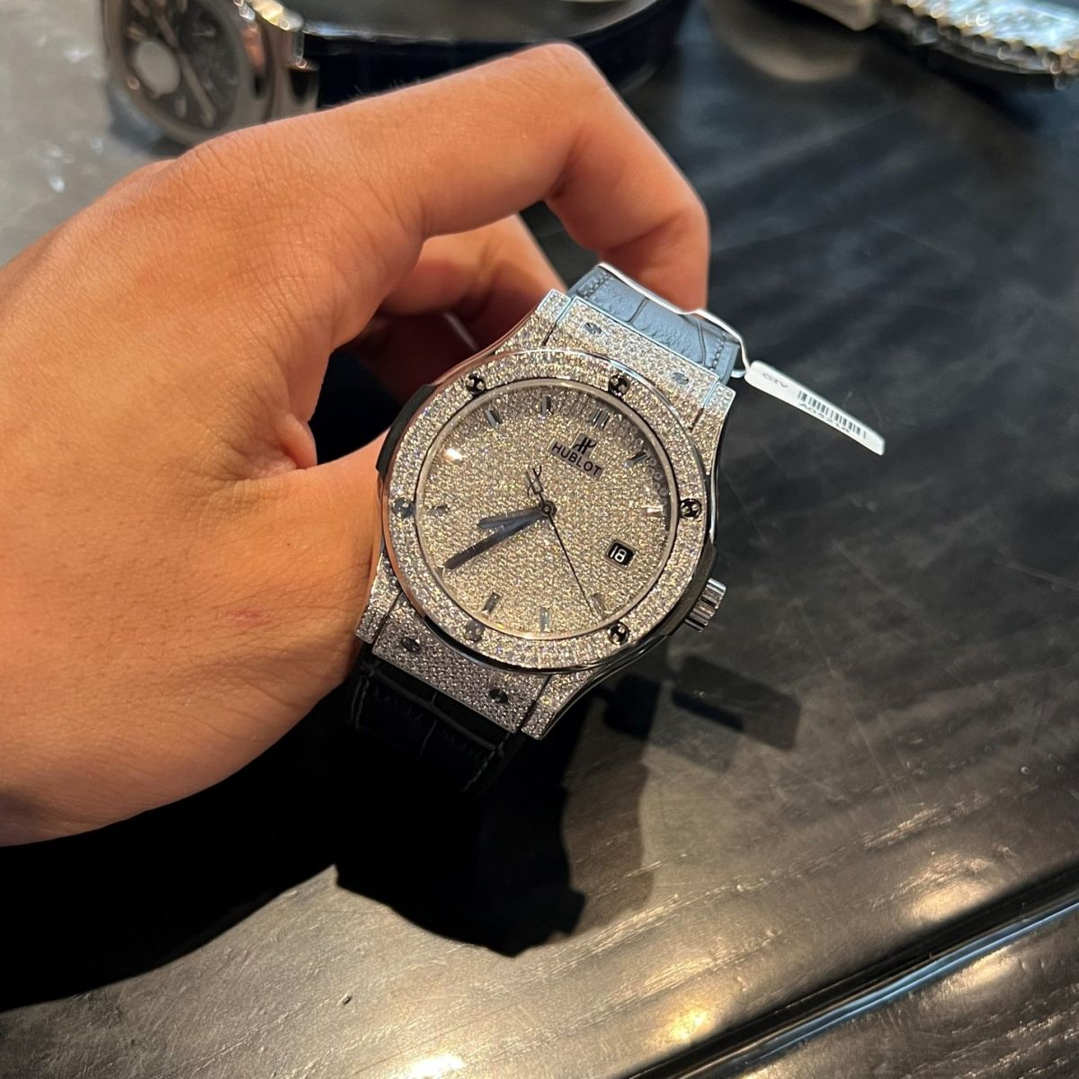 Mọi chi tiết cấu thành Đồng Hồ Hublot Full Diamond Replica 1:1 hoàn hảo