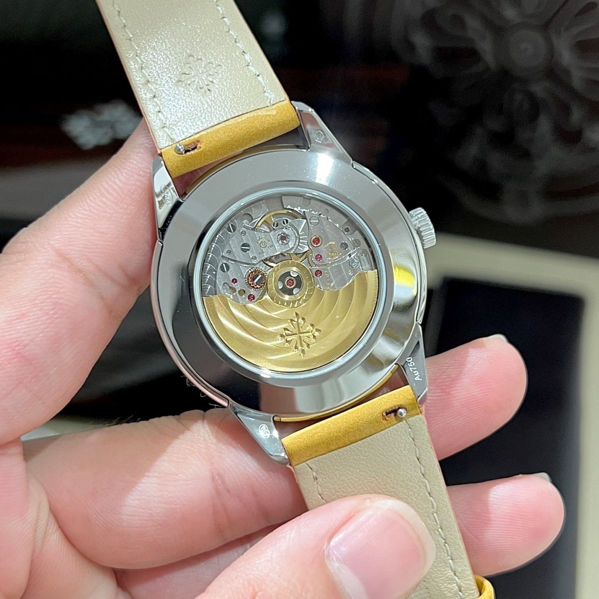 Bộ máy của Đồng Hồ Patek Philippe Calatrava 5226G Fake hoạt động ổn định