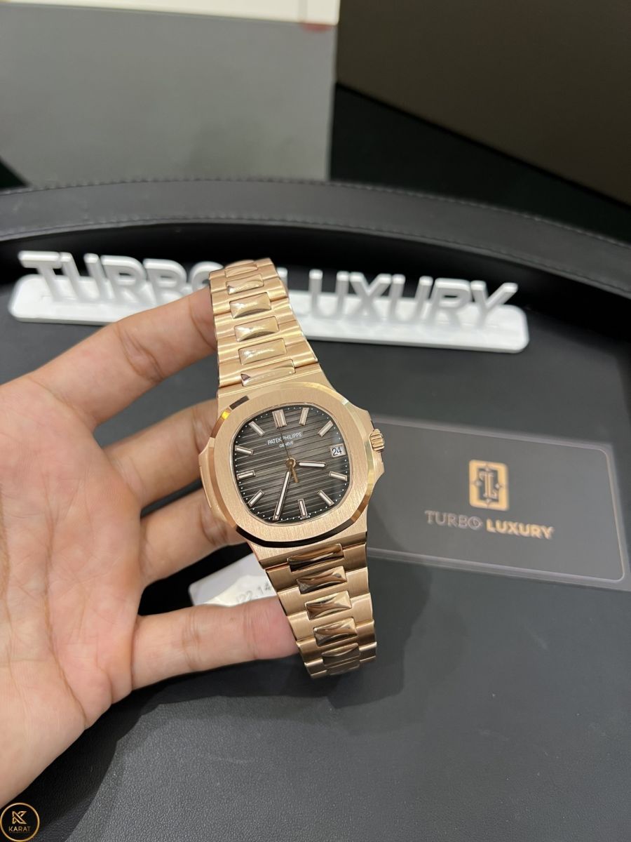 Đeo Đồng Hồ Patek Philippe Nautilus 5711/1R-001 fake 1:1 toát lên vẻ sang trọng