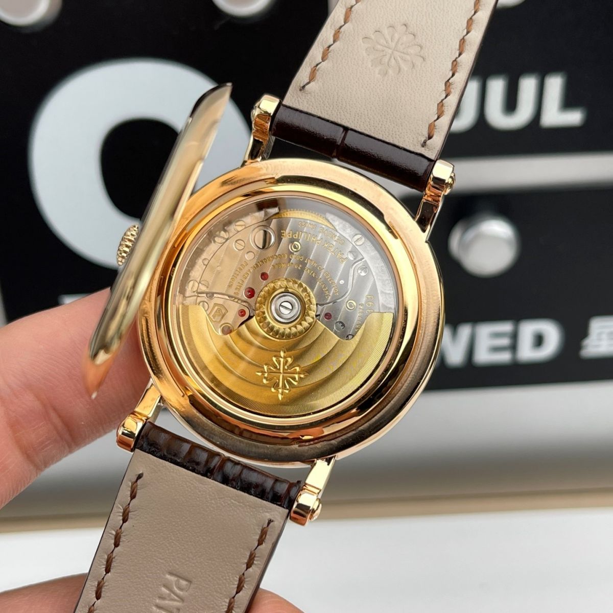 Mặt sau Đồng Hồ Patek Philippe Calatra 5153R Fake ấn tượng