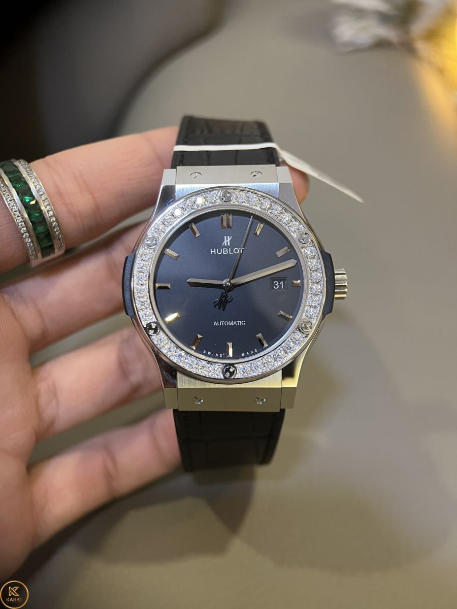 Vẻ đẹp của đồng hồ Hublot Classic Fusion Grey Titanium 42 mm Custom Diamonds fake