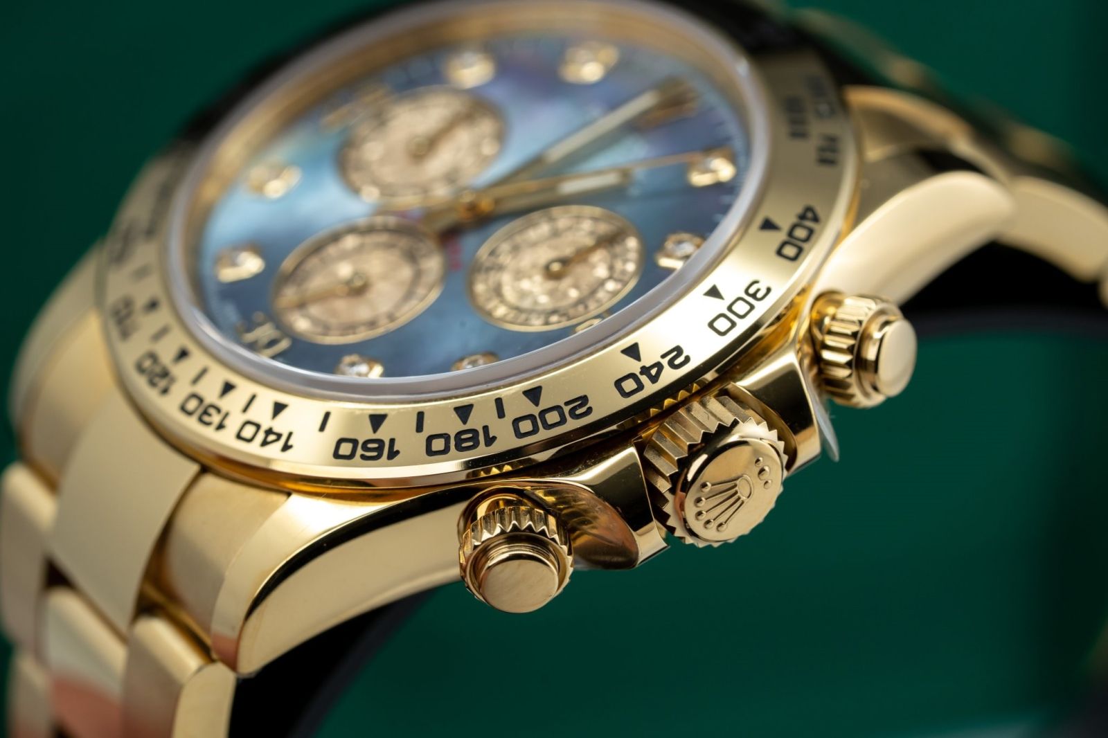 Giá bán đồng hồ siêu cấp vàng 750 phụ thuộc nhiều yếu tố
